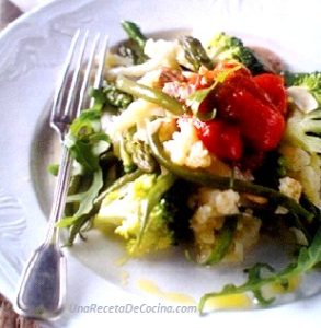 ensalada de verduras al vapor acompañada con peperonata