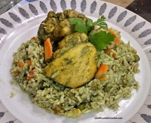 Plato de arroz con pollo verde